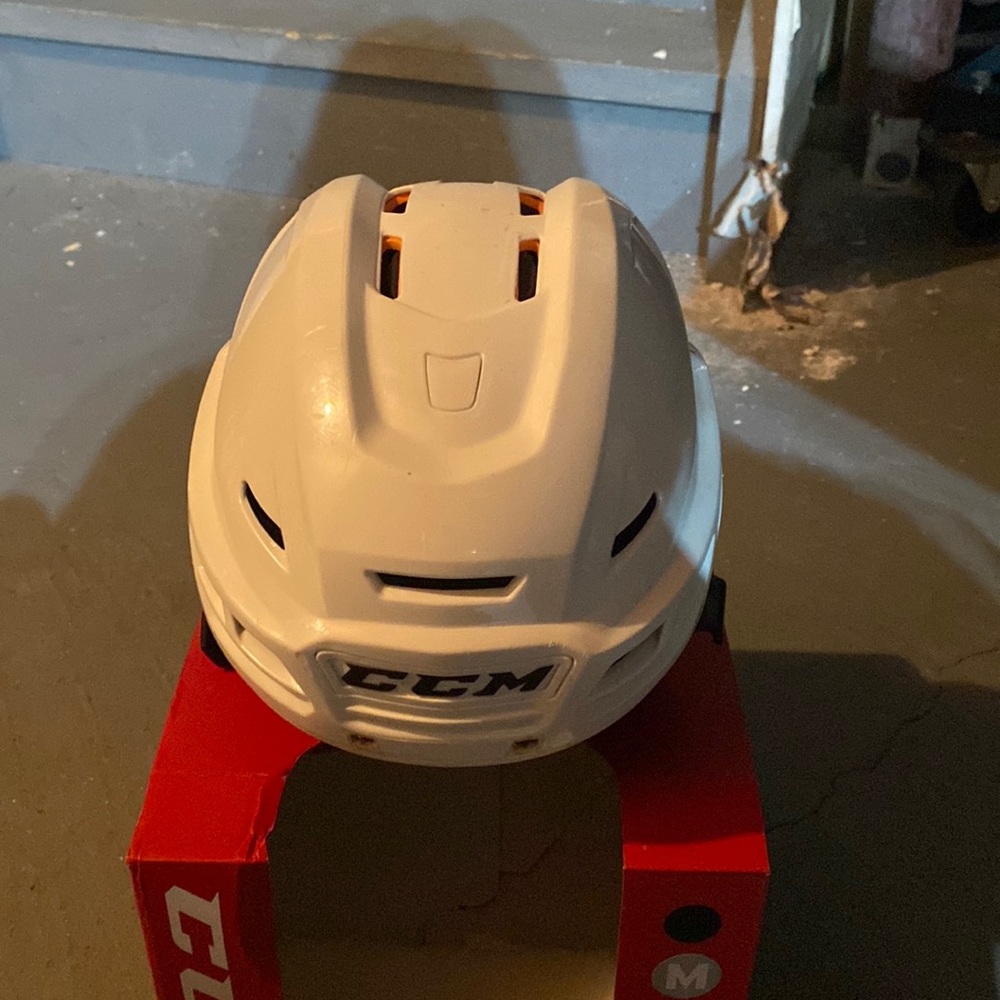 Box says black but it’s a white CCM Tacks710 hockey helmet. Size M. Gently used